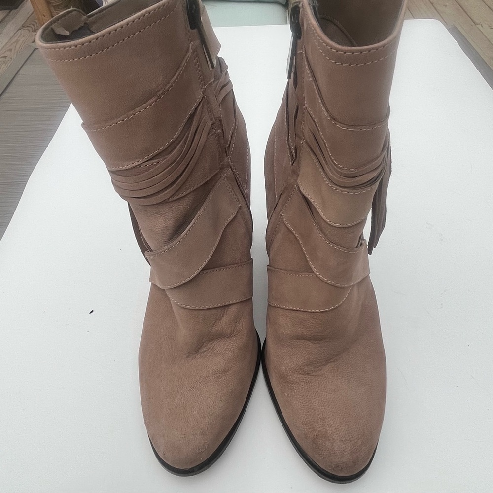 Vince Camuto VP-Ferrah Stylish Tan Ankle Boots women’s size 7.5